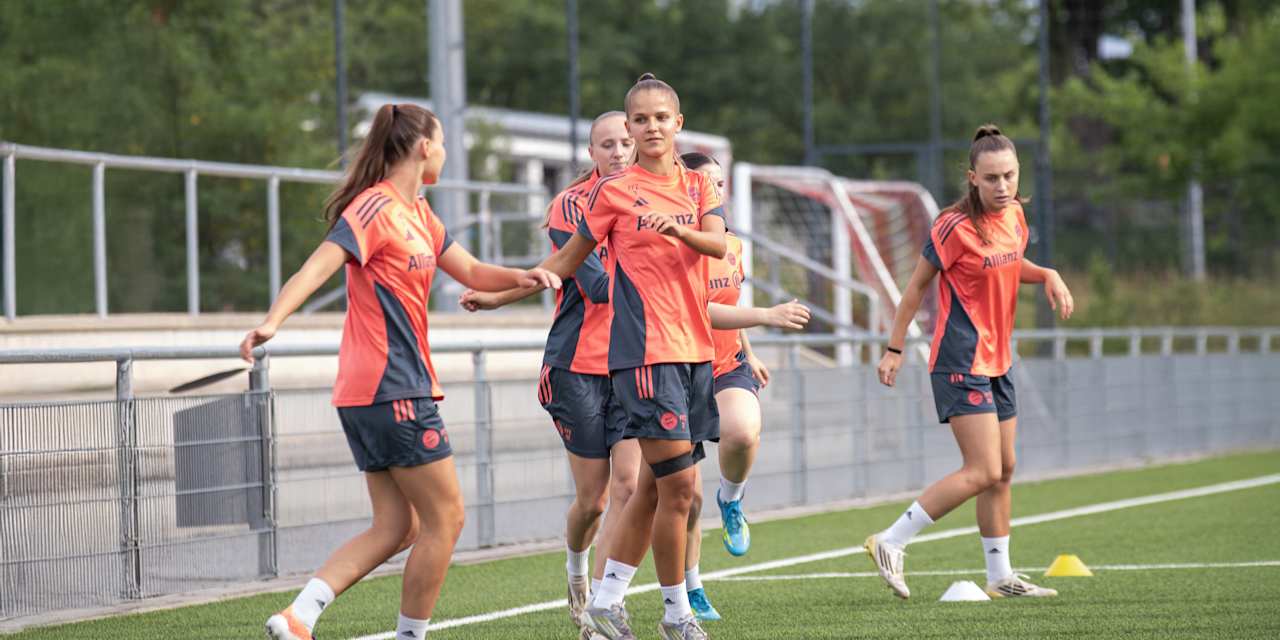 Die FC Bayern Frauen II während einer Trainingseinheit am FC Bayern Campus.
