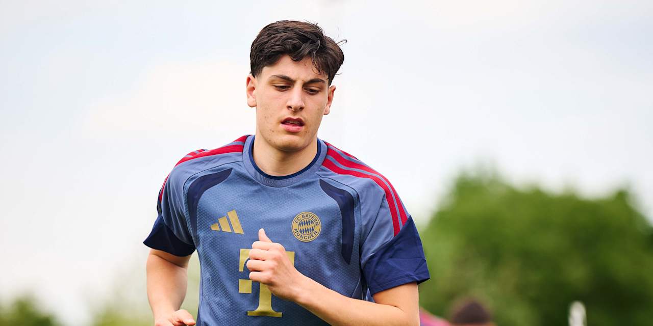 Deniz Ofli blickt im Training nach unten.