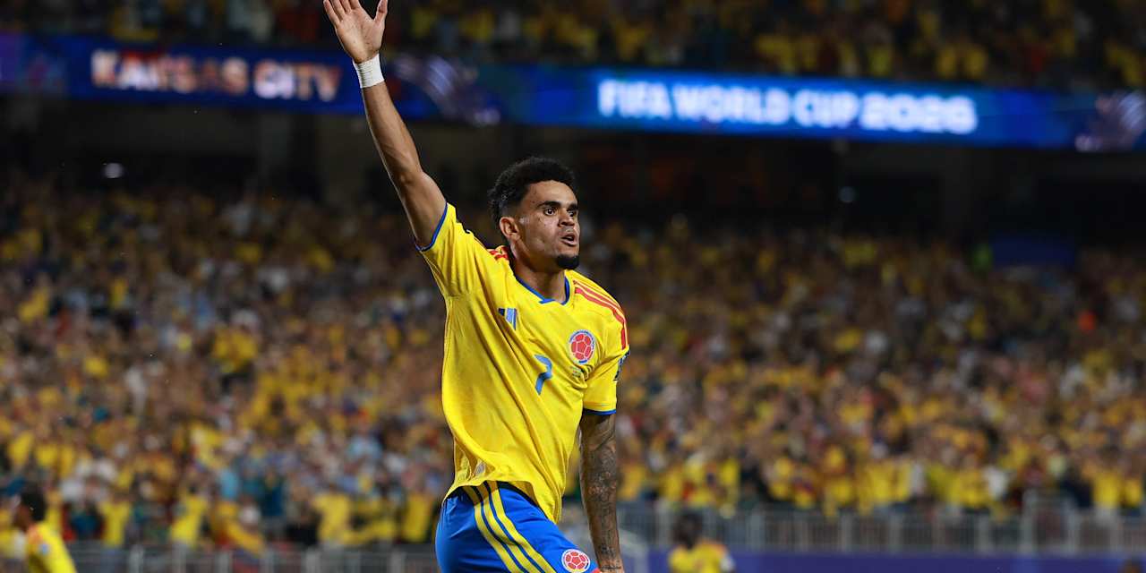 Luis Díaz celebrates against Ghana in yellow Colombia jersey