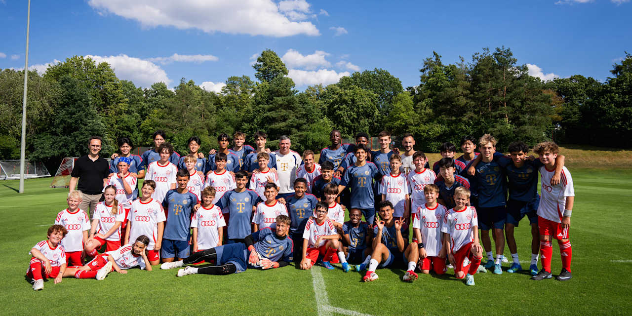 A group photo at Säbener Straße