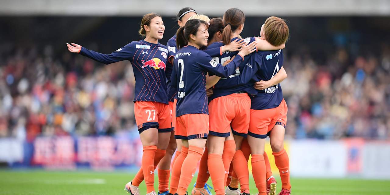 Die Spielerinnen von RB Omiya Ardija liegen sich nach einem Tor in den Armen.