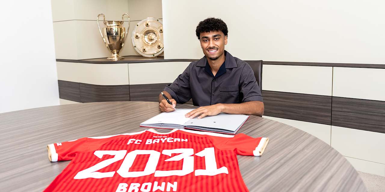 Nathaniel Brown unterschreibt einen Vertrag beim FC Bayern