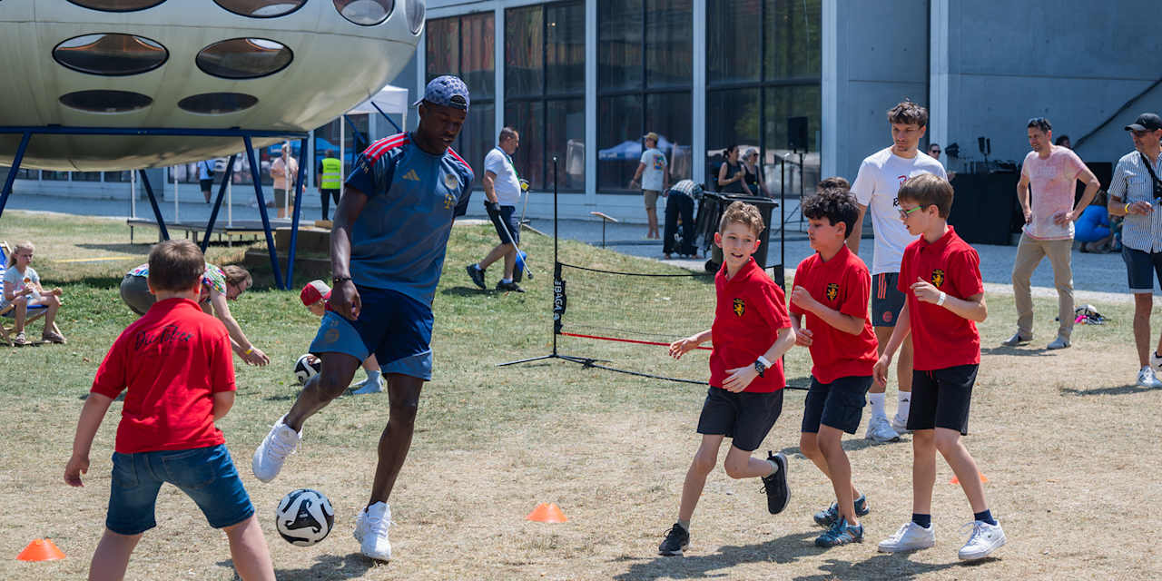 Bastian Assomo vom FC Bayern spielt Fußball mit Kindern beim PIN. Kindertag 2026