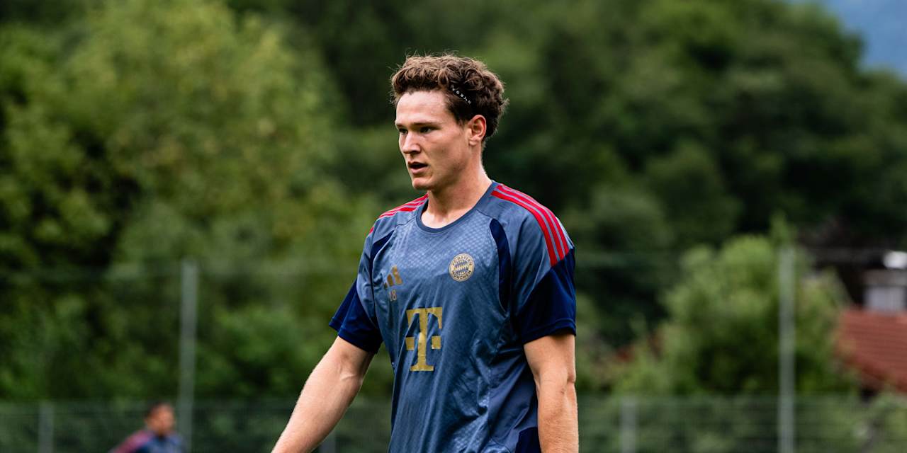 Richard Meier schaut im Training nach links.