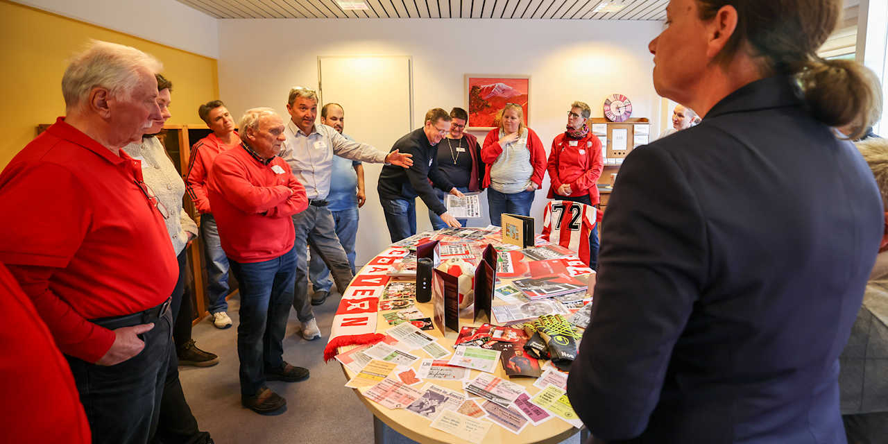 Teilnehmer eines Workshops für Demenzhelfer beim FC Bayern