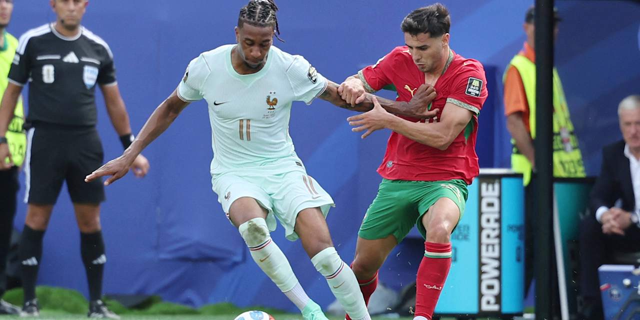 Michael Olise im Zweikampf mit einem marokkanischen Spieler