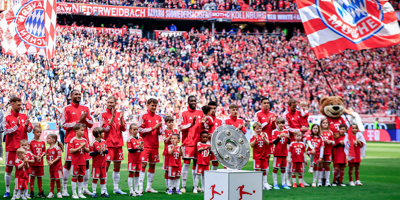 Spieler des FC Bayern nehmen vor dem Anpfiff eines Bundesliga-Spiels in der Allianz Arena Aufstellung auf dem Rasen