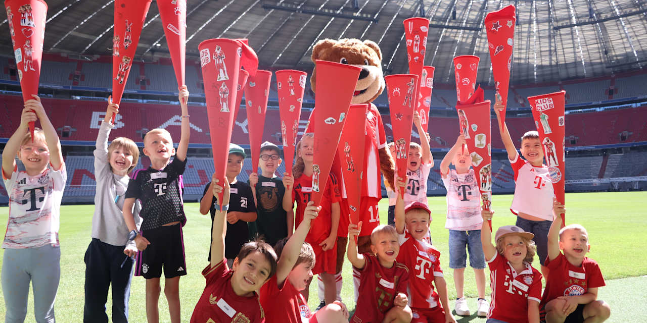 Berni und KIDS CLUB-Mitglieder beim Schultüten basteln