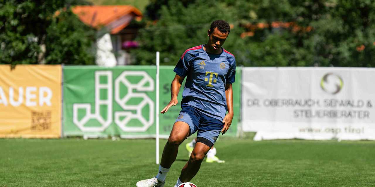 Tarek Buchmann passt den Ball im Traininf der FC Bayern Amateure.
