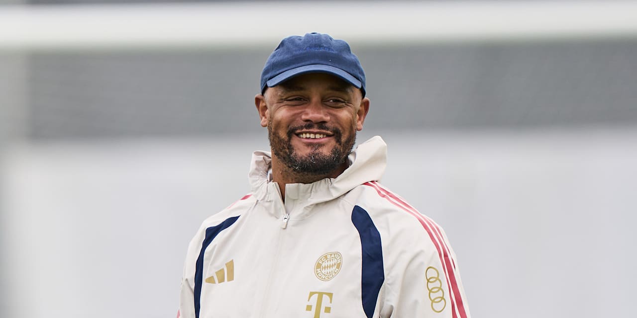 Vincent Kompany lacht im Training des FC Bayern