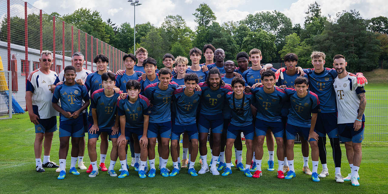 Teamfoto des FC Bayern World Squad mit Serge Gnabry