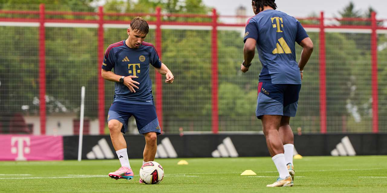 Lennart Karl bei Passübungen mit Serge Gnabry auf dem Trainingsgelände des FC Bayern