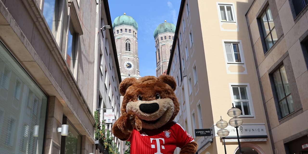 Berni steht vor der Frauenkirche in München.