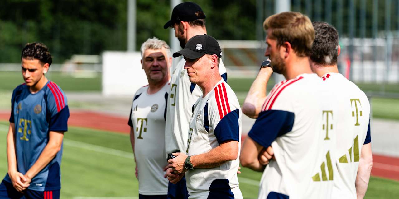 Leo Haas steht zwischen seinen Trainerkollegen und spricht zur Mannschaft.