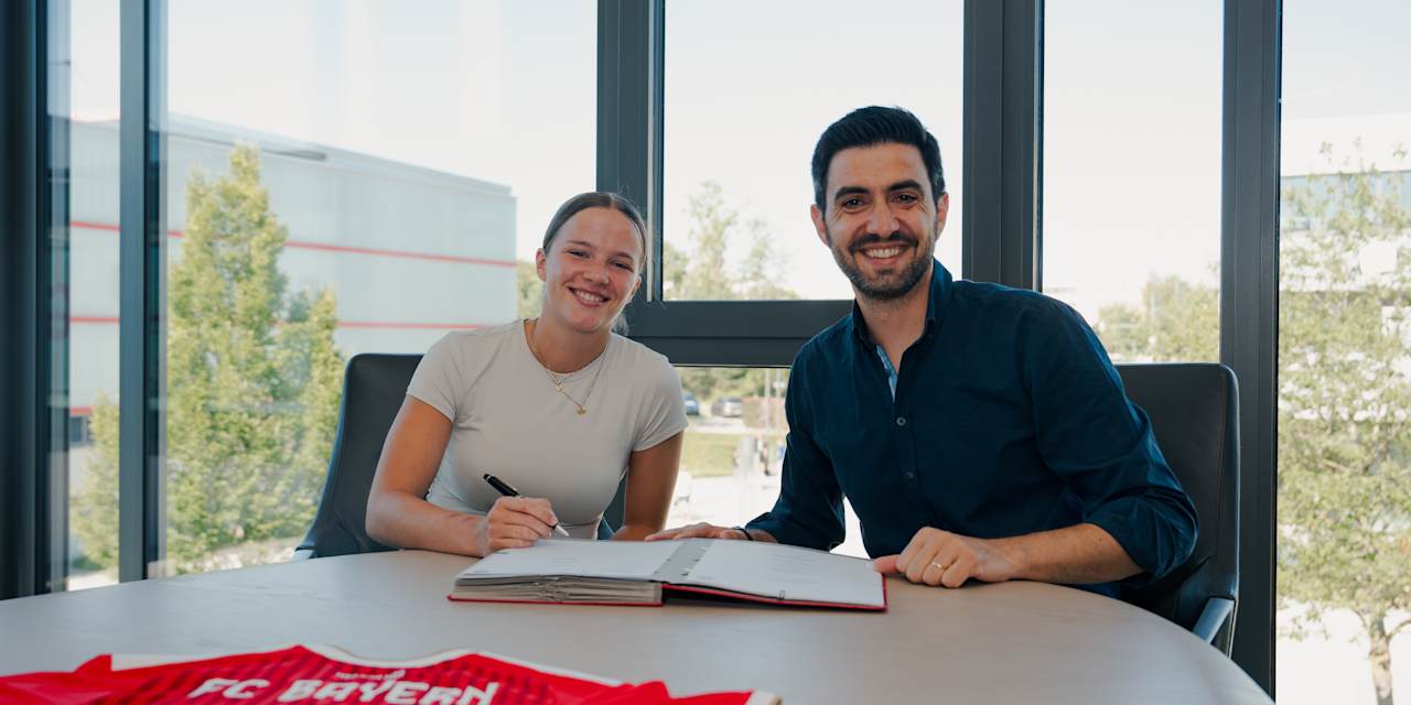 Ella Rauscha und Francisco De Sá Fardilha bei der Vertragsunterschriift am FC Bayern Campus.