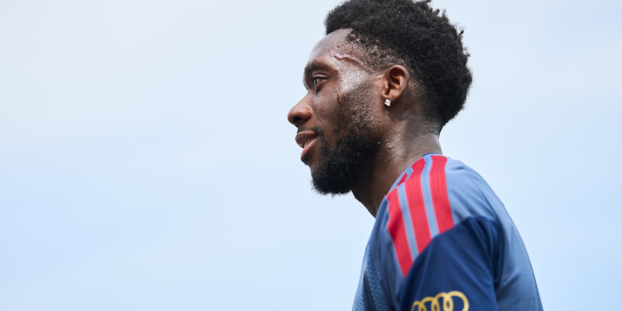 Alphonso Davies im Profil im Training des FC Bayern.