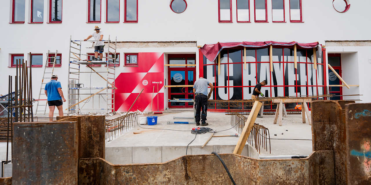 Blick auf Bauarbeiter vom an der Baustelle vor dem Profihaus des FC Bayern an der Säbener Straße