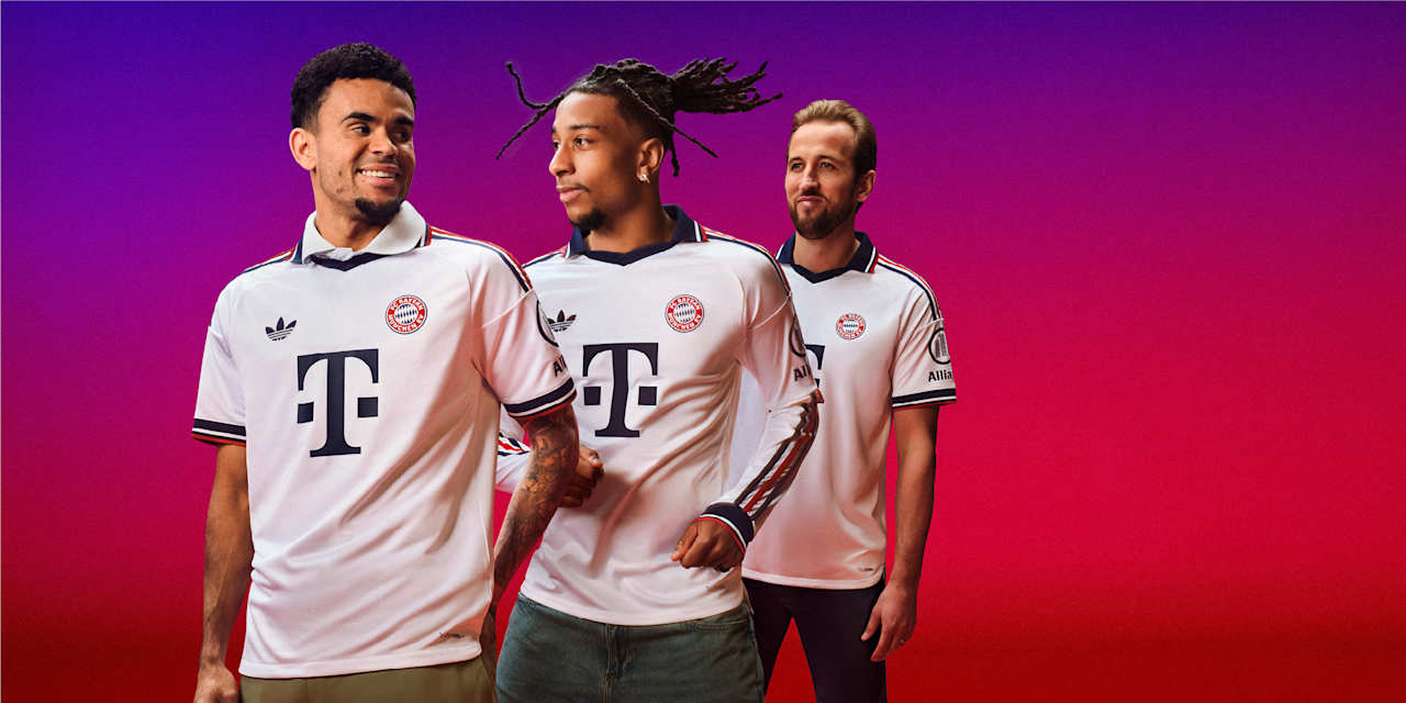 Luis Díaz, Michael Olise und Harry Kane im neuen FC Bayern Auswärtstrikot 2026/27 im Retro-Look in schlichtem Weiß mit Polo-Kragen und rot-marineblauen Details