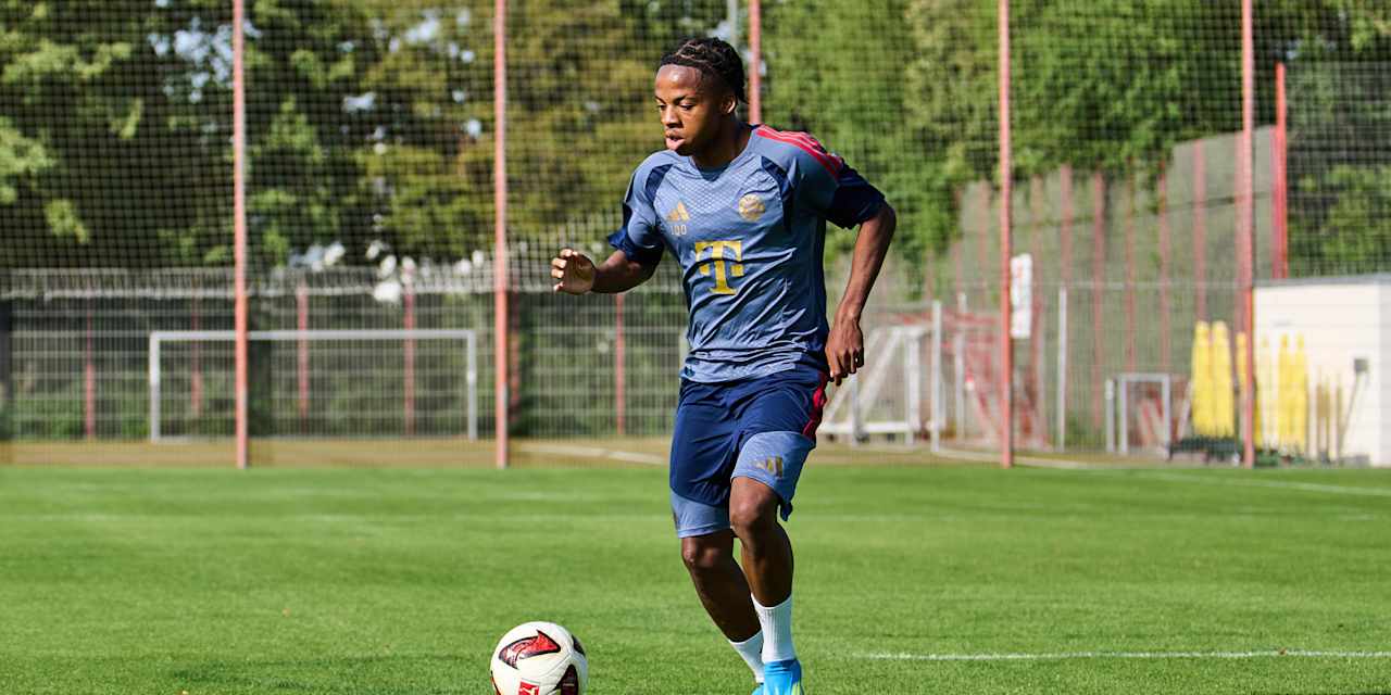 Wisdom Mike am Ball im Training des FC Bayern.