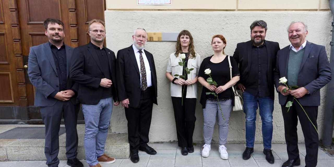 FC Bayern München eV-Geschäftsführer (2.v.l.) vor einem Erinnerungszeichen bei einer Gedenkveranstaltungen des Kulturreferats der Stadt München für Opfer des Nationalsozialismus