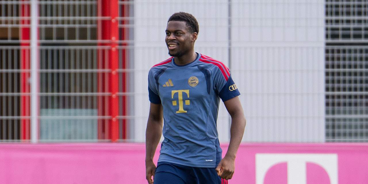 Noel Aseko in Trainingskleidung des FC Bayern