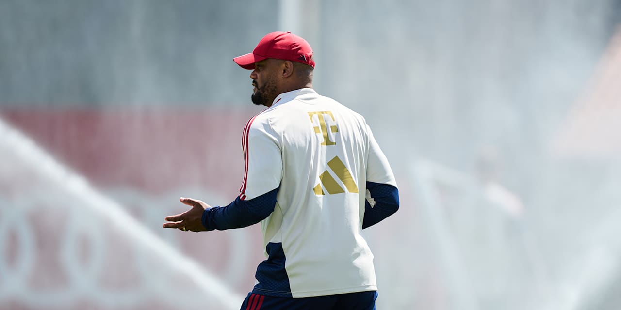 Vincent Kompany gibt Anweisungen auf dem Trainingsplatz des FC Bayern