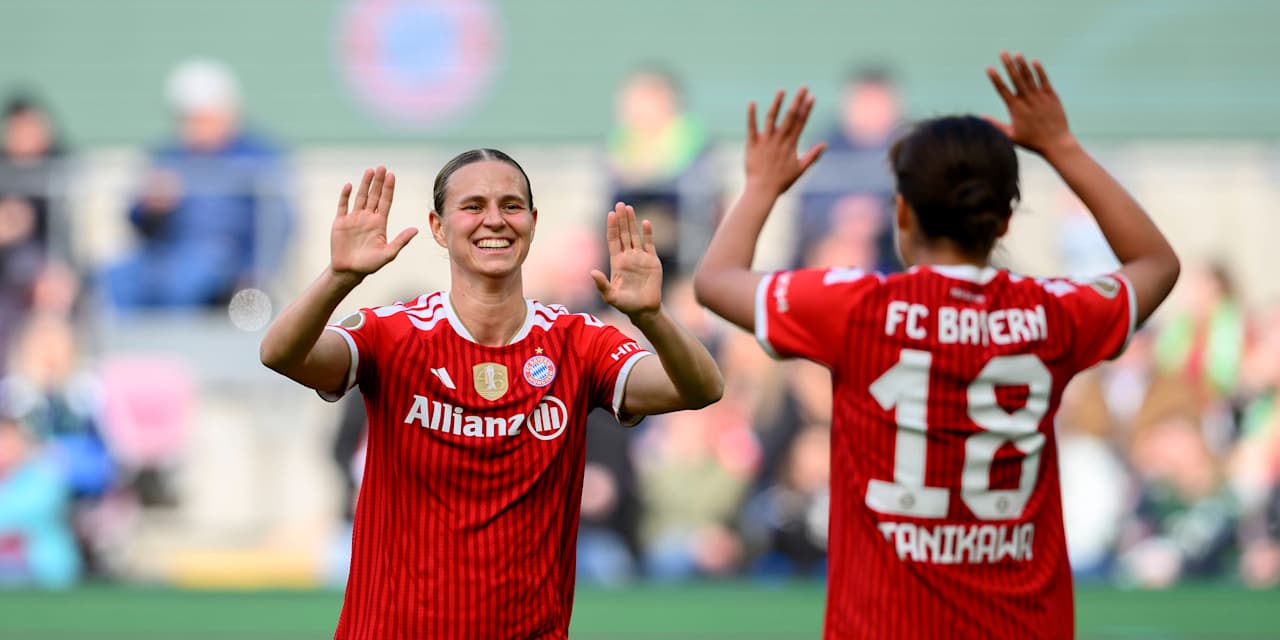 Klara Bühl und Momoko Tanikawa bejubeln ein Tor.