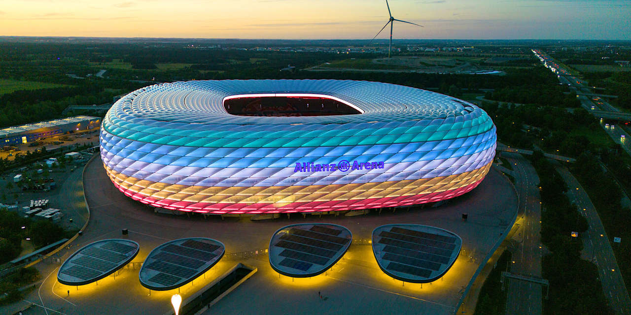 Die Allianz Arena leuchtet am Abend in den Farben des Disability Pride Month in Rot, Gelb, Weiß, Blau, Grün, Schwarz