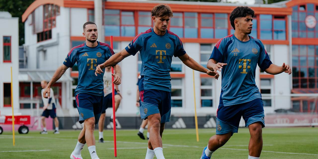 Arijon Ibrahimovic, Tom Bischof und Maycon Cardozo laufen isch im FC Bayern Training warm