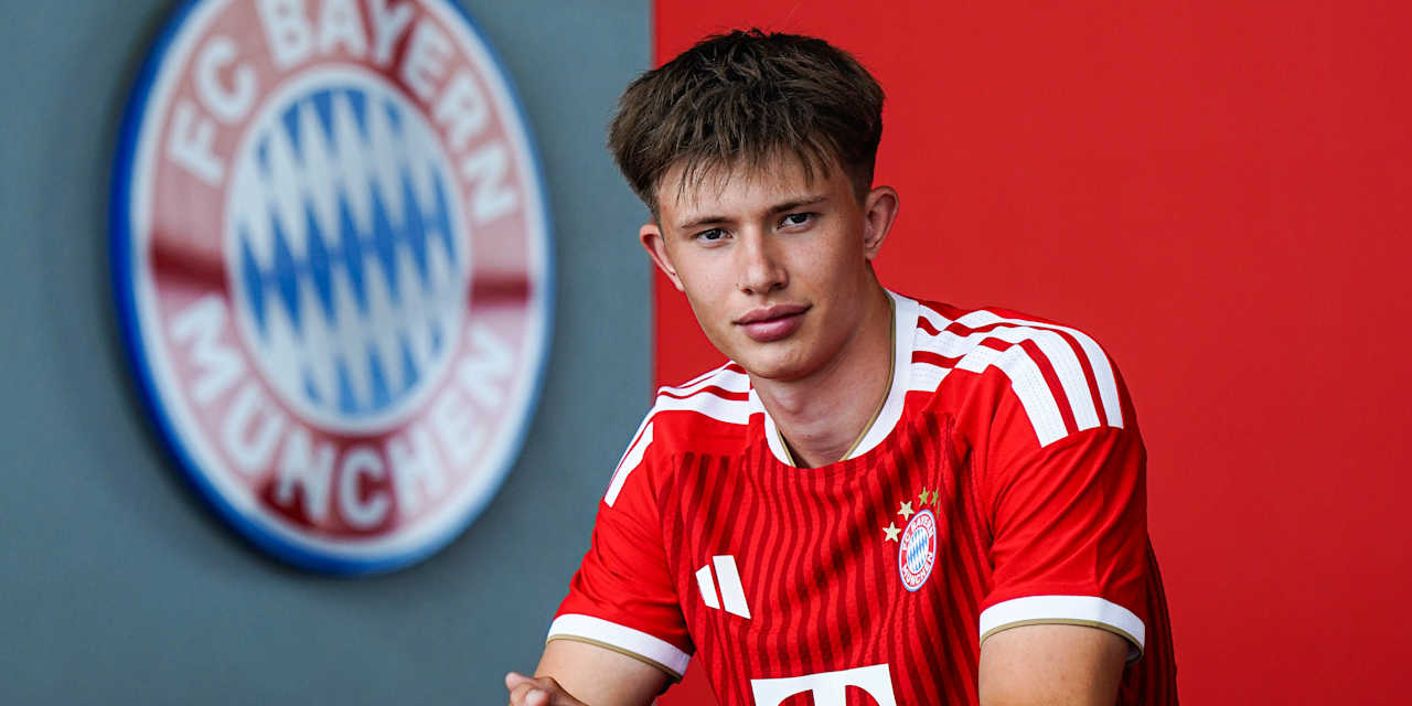 Matouš Srb im roten FC Bayern Heimtrikot.