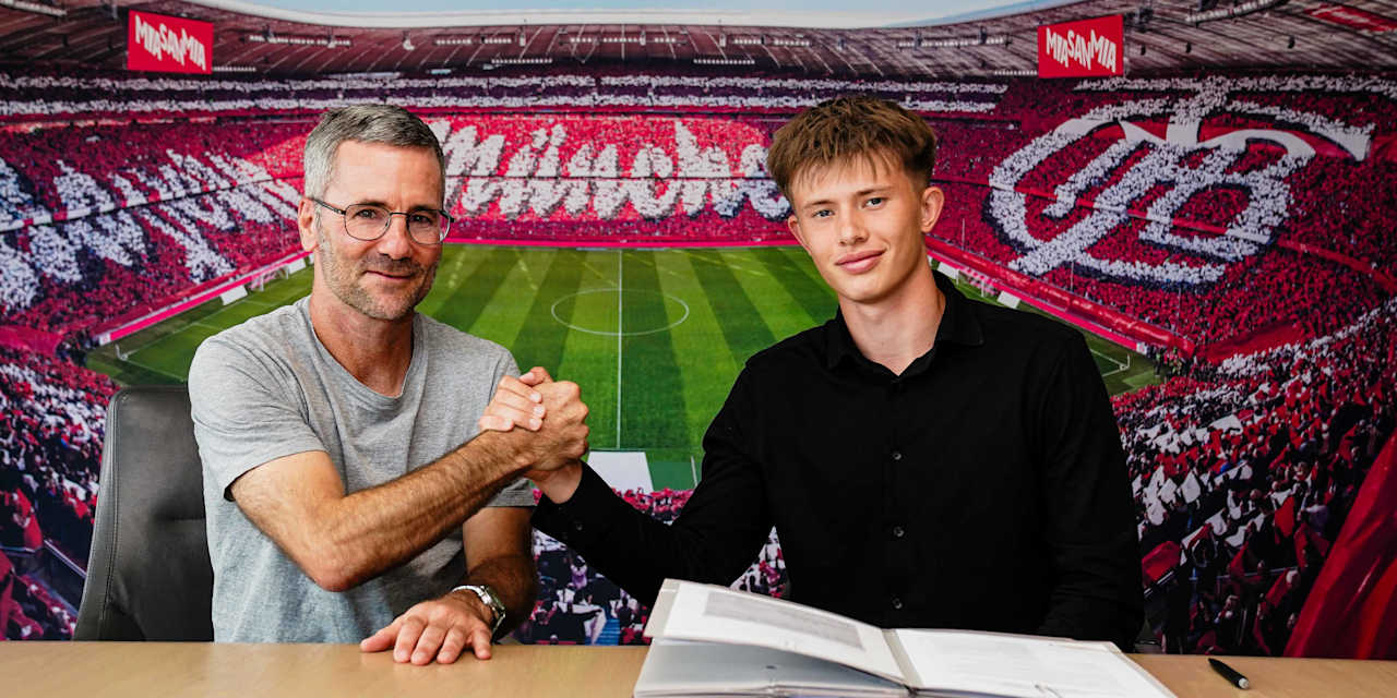 Michael Wiesinger (li.) und Matouš Srb (re.) machen einen Handshake.