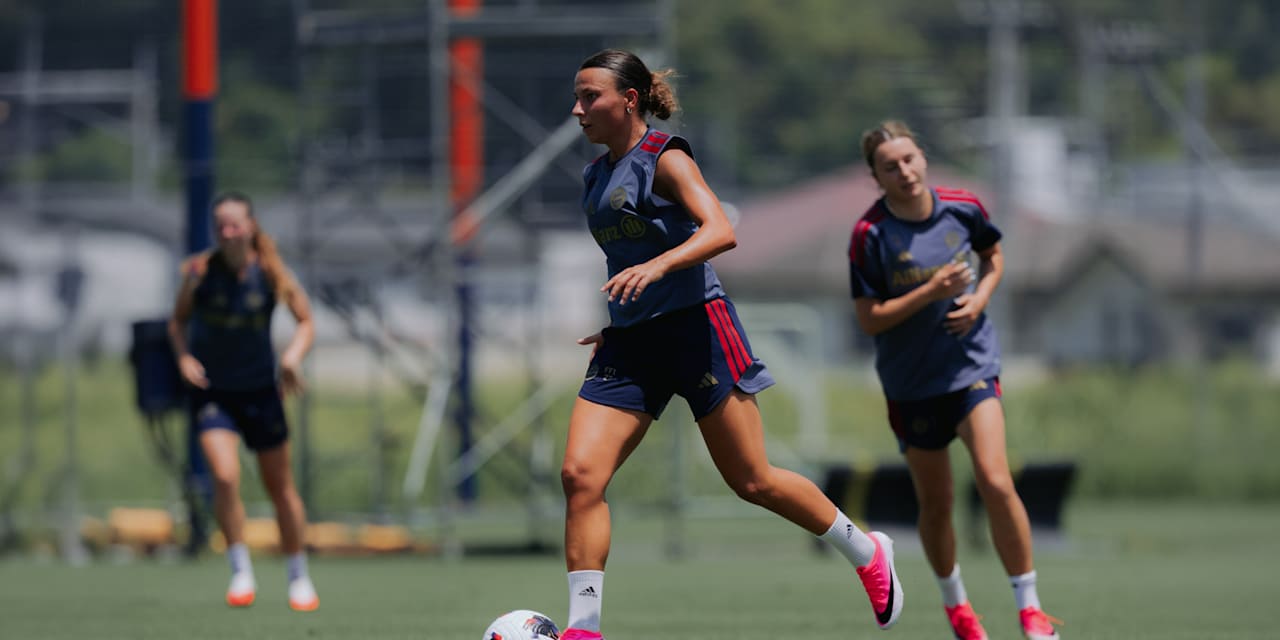 Ariana Caruso dribbelt im Training mit dem Ball.