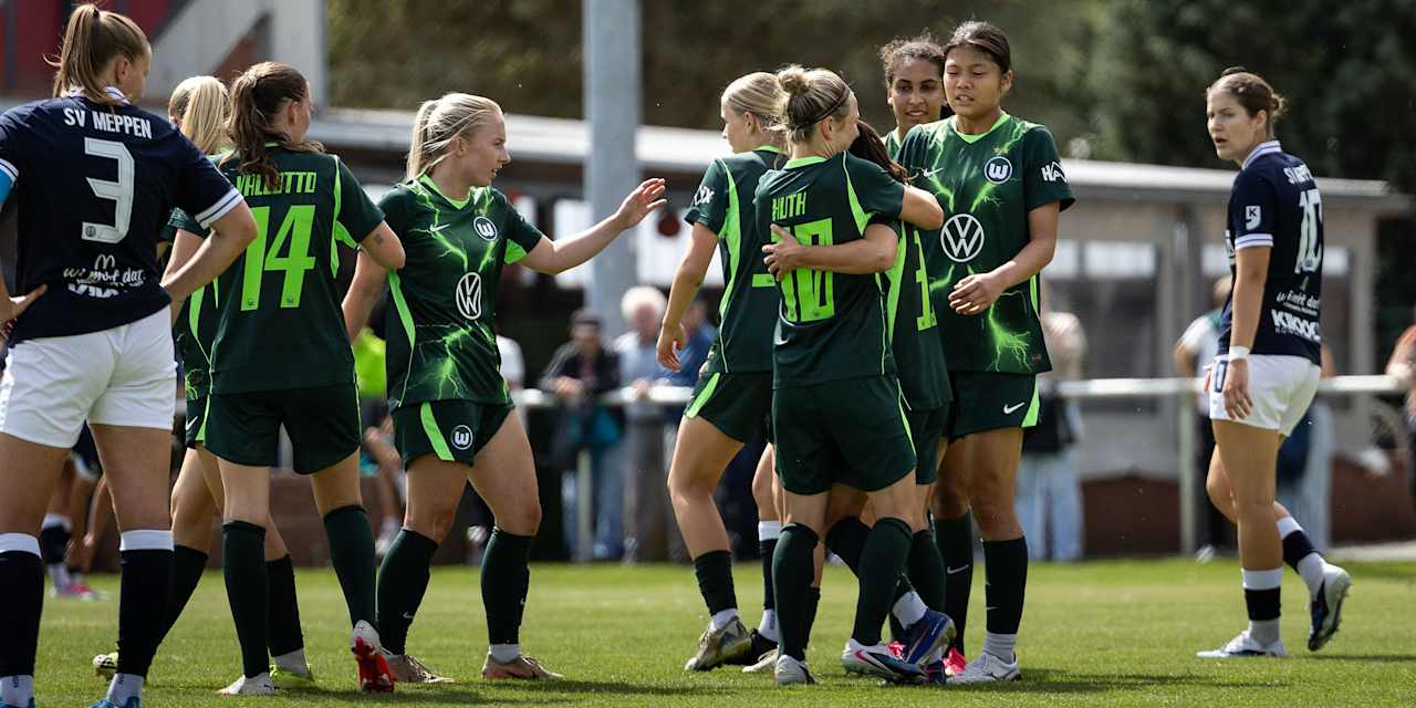 Die Spielerinnen des VfL Wolfsburg bejubeln den Testspielsieg gegen den SV Meppen.