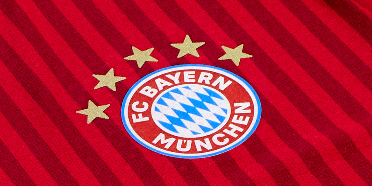 Logo des FC Bayern mit fünf Sternen auf dem roten Heimtrikot des FCB der Saison 2026/27