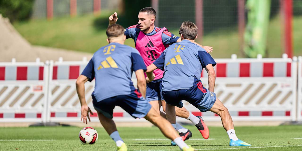 Arijon Ibrahimovic in Blau im Bayern-Training.