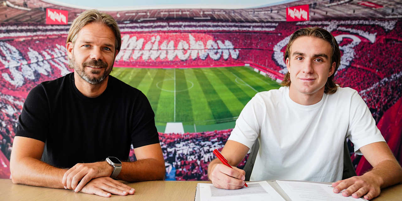 Florian Zahn (li.) und Konstantinos Karandrikas (re.) sitzen bei der Vertragsunterschrift.