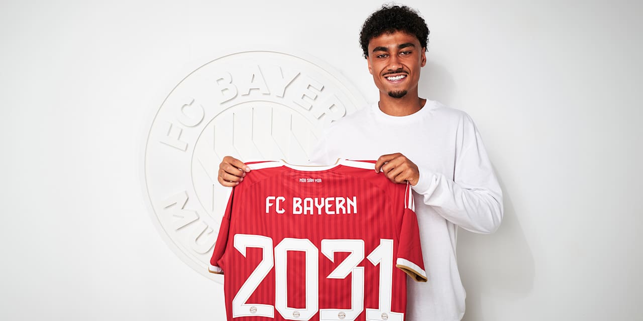 Nathaniel Brown hält ein FC Bayern-Trikot mit 2031 Brown