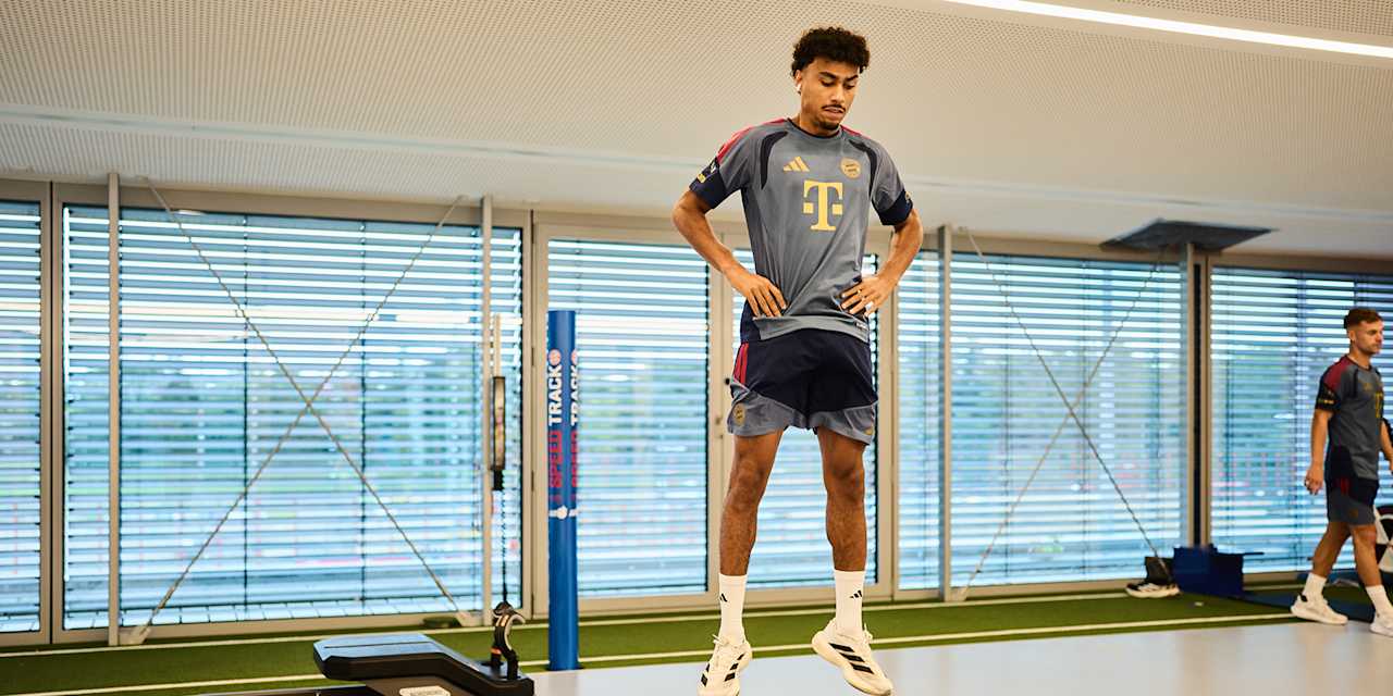 Nathaniel Brown springt im FC Bayern Trainingsshirt