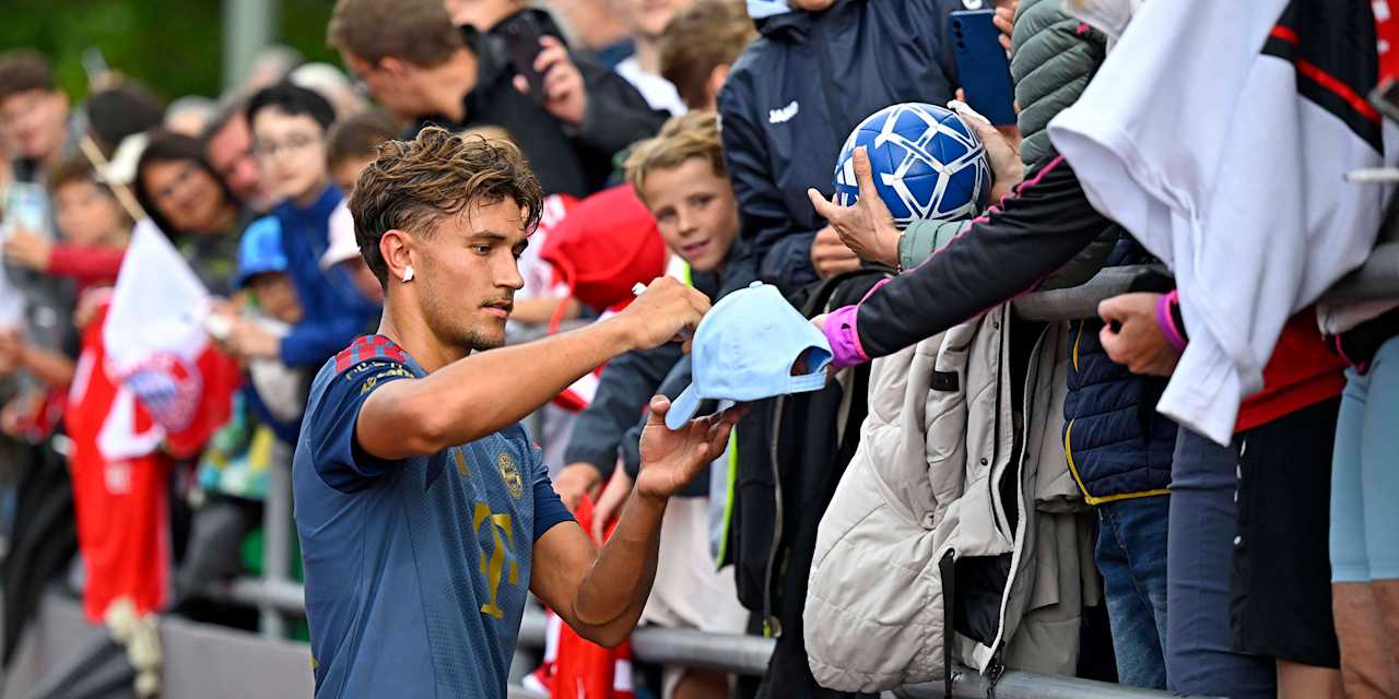 Josip Stanisic im Training des FC Bayern