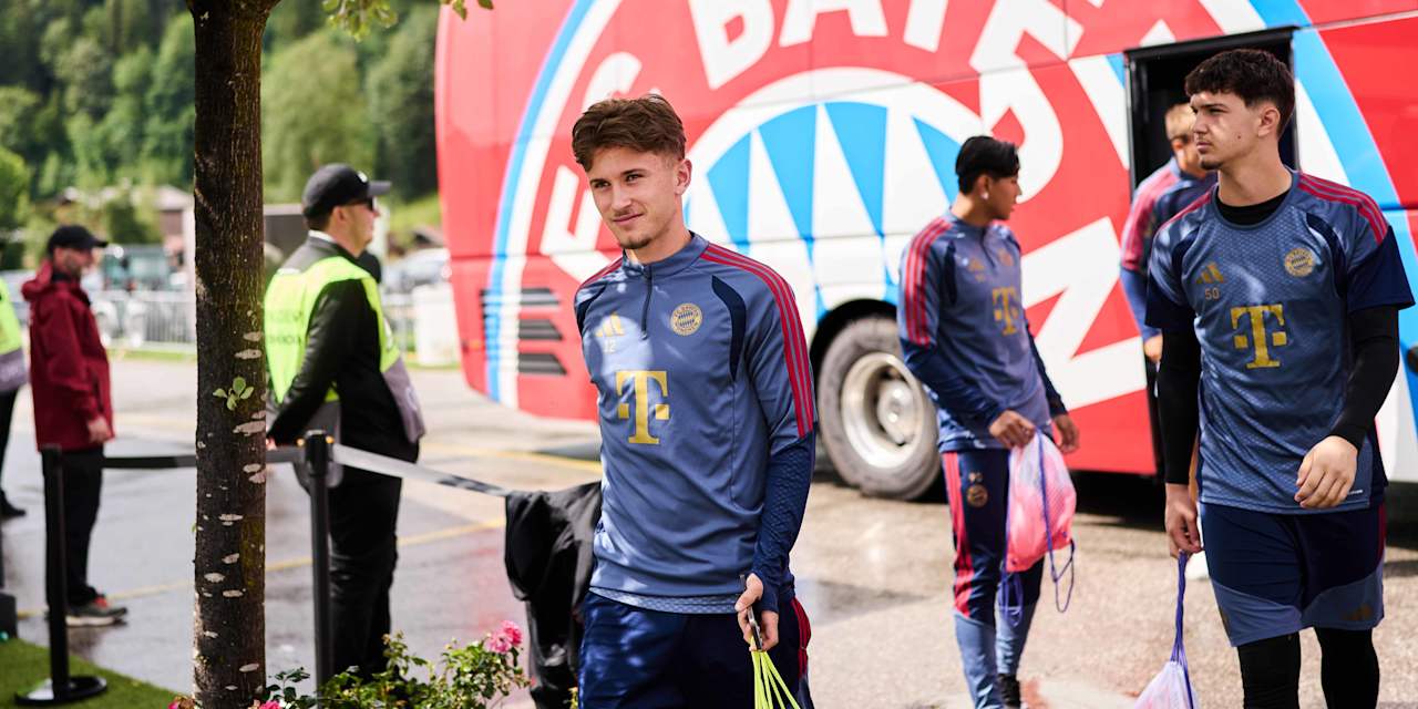 Tim Binder bei der Ankunft im Trainingslager.
