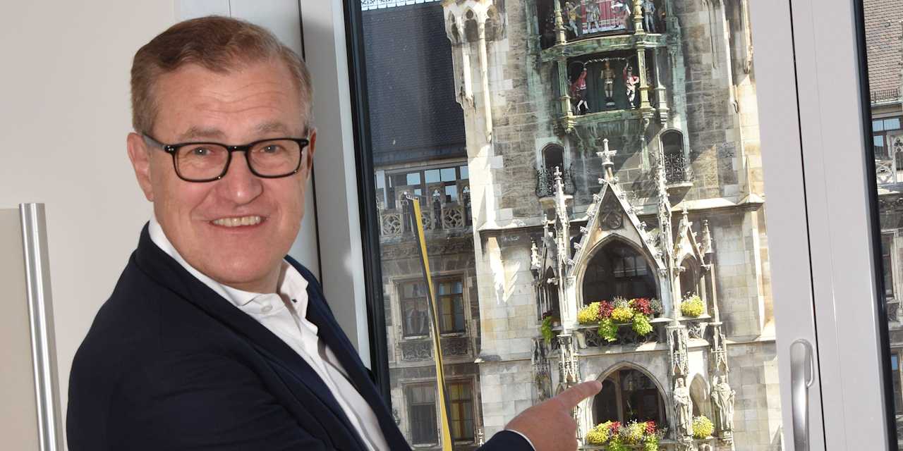 Jan-Christian Dreesen sonríe mostrando el balcón del Ayuntamiento de Múnich