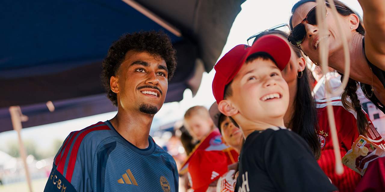 Nathaniel Brown macht ein Foto mit einem FC Bayern-Fan