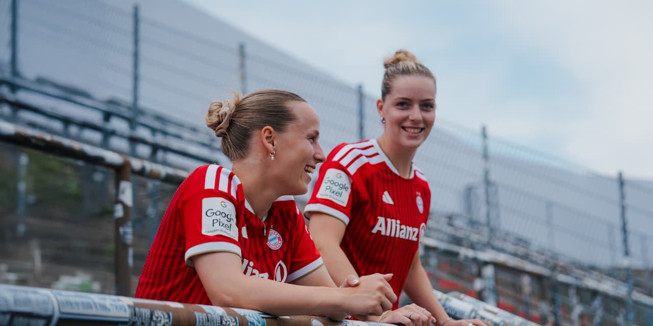 Franziska Kett und Alara lächelnd auf der Stehtribüne des Sportparks Unterhaching.
