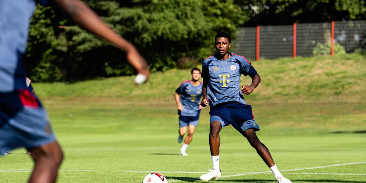 Allen Junior Lambe passt den Ball im Training.