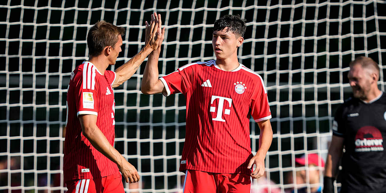 Spielszene aus dem Trainingsspiel des FC Bayern beim FC Rottach Egern in der Sommervorbereitung 2026/27 am Tegernsee