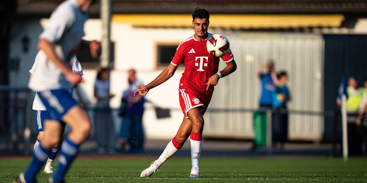 Aleksandar Pavlovic spielt einen Pass im Spiel gegen Rottach-Egern