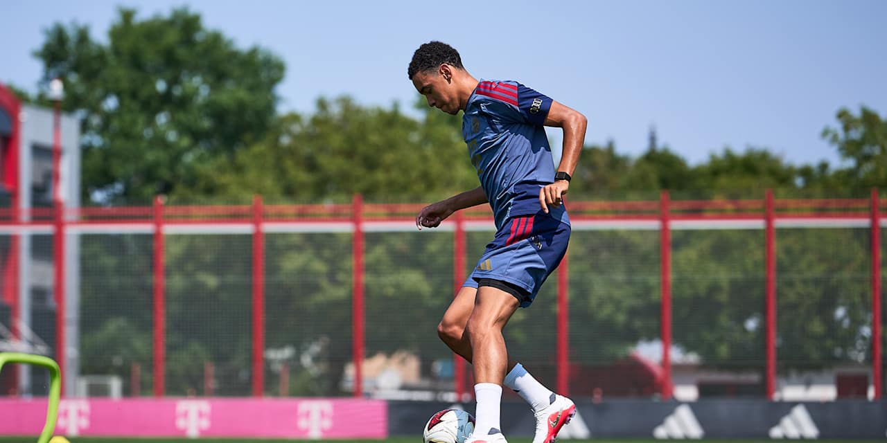 Jamal Musiala dribbelt mit dem Ball durch Hütchen während des Training des FC Bayern.