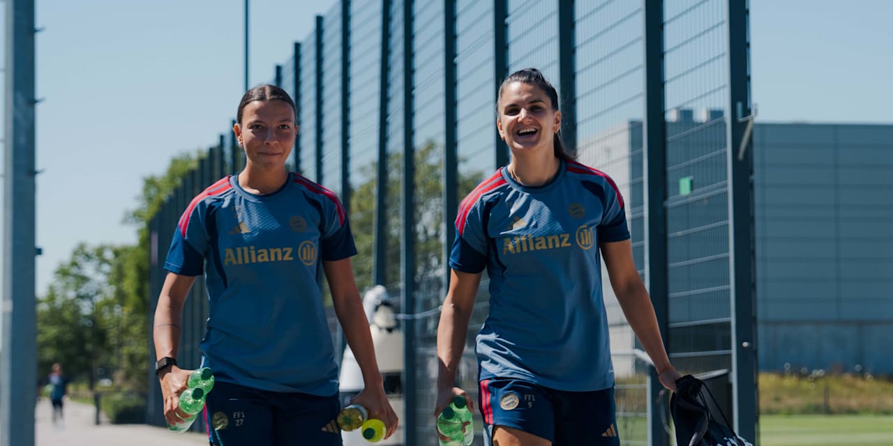 Arianna Caruso und Jovana Damnjanović lächelnd auf dem Weg zum Training