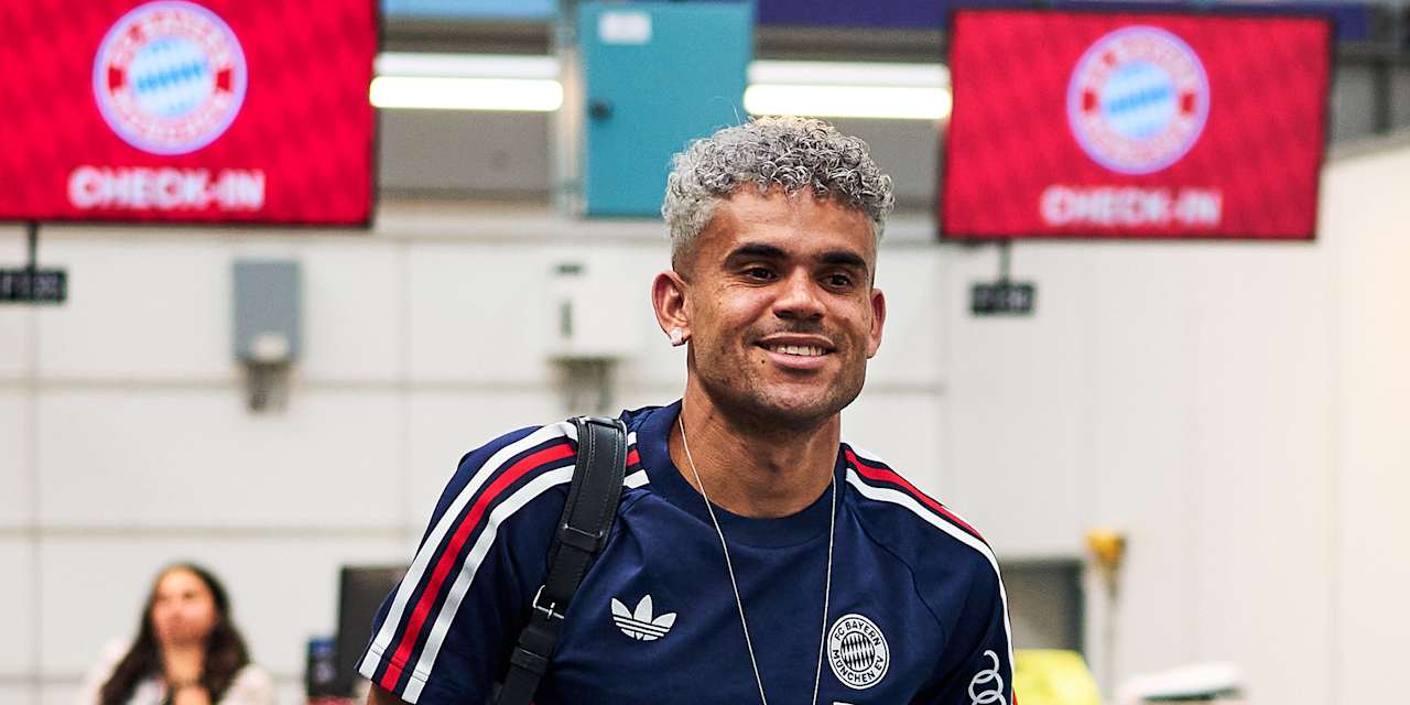 Luis Diaz lacht bei der Ankunft am Flughafen