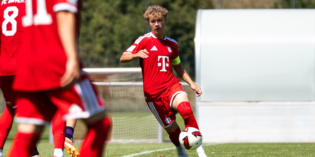 Kuba Horoszczak für die U19 am Ball.